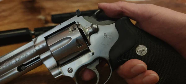 Vue Rapprochée Revolver Colt King Cobra 357 Tenu Par Main — Photo