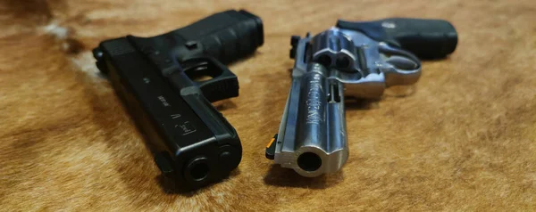 Yakın Plan Tabancalar Glock 9Mm Luger Colt King Cobra Revolver — Stok fotoğraf