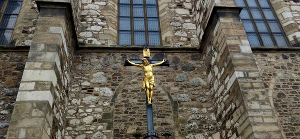 聖ペテロとパウロ大聖堂の十字架上で十字架につけられたイエス キリストの像の写真 — ストック写真