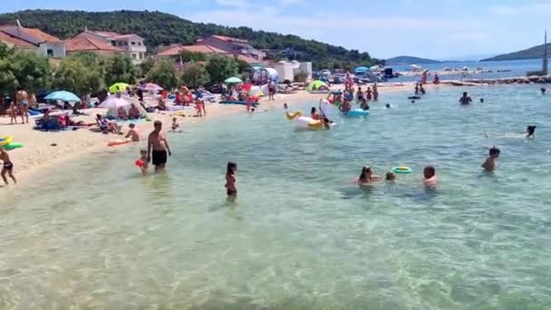 Split Chorwacja 2023 Ludzie Kąpiący Się Morzu Ludzie Bawiący Się — Wideo stockowe