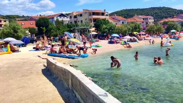 Split Croazia 2023 Persone Che Fanno Bagno Nel Mare Persone — Video Stock