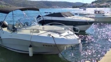 Split, Chorvatsko - 20.07.2023: Hırvatistan, Split kıyılarına demirlemiş tekneler ve arkada Hırvat dağları bulunuyor