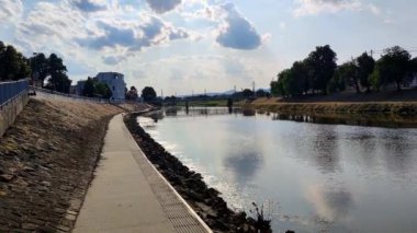 Uhersk Hradit yakınlarındaki Moravian Nehri manzarası, arka plandaki konut binaları, güzel bir gün.
