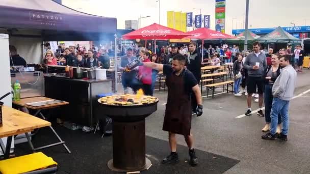 Zlín 2023 Pohled Muže Připravujícího Maso Pro Hamburgery Hořící Maso — Stock video