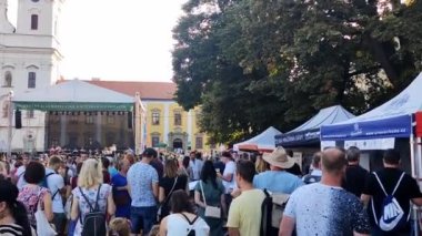 Uherske Hradiste, Çek Cumhuriyeti - 10.09.2023: Meydanda insanlar, yiyecek standlarının önünden geçiyor