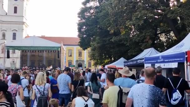 Uherske Hradiste Чехия 1023 Люди Площади Проходящие Мимо Ларьков Едой — стоковое видео