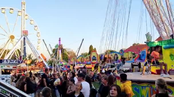 チェコ共和国 ハーシー ブロッド 2023 2023年の晴れた天気のヘーレスキー ブロッドの祭りのアミューズメントパーク 人々はアミューズメントパークのアトラクションを楽しむ — ストック動画