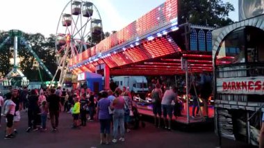 Uhersk Brod, Çek Cumhuriyeti - 30.09.2023: İnsanlar hac gezilerinin önünden geçiyor, atlıkarıncalarda oynayan çocuklar, Uhersk Brod 'da güneşli bir gün