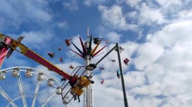 Uhersk Brod, Çek Cumhuriyeti - 30. 09.2023: Fuarda atlıkarınca. Çocuklar eğlenceye gider, güneşli güzel bir gün.