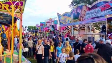 Uhersky Brod, Çek Cumhuriyeti - 30. 09.2023: Atlıkarıncaların etrafında gezen insanlar, bu etkinliklerin tadını çıkarıyor