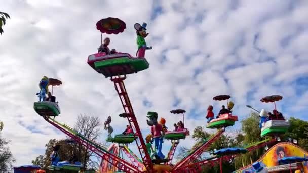 乌赫斯基 布罗德 捷克共和国 2023年9月30日 人们在游乐园的旋转木马上旋转 这个景点有童话般的儿童形象 — 图库视频影像