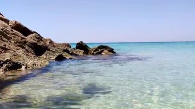 Hırvat sıradağlarındaki büyük kayaların manzarası, kayalara vuran dalgalar. Okyanustaki mason dalgalanması. Dalgalar dalgalara çarpıyor. Deniz dalgalarıyla dalgalı dalgalar. Taştan bir iskelede dalgalar.