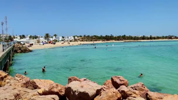 Tunis Afrika 2023 Ludzie Kąpią Się Morzu Plaży Hotele Tle — Wideo stockowe