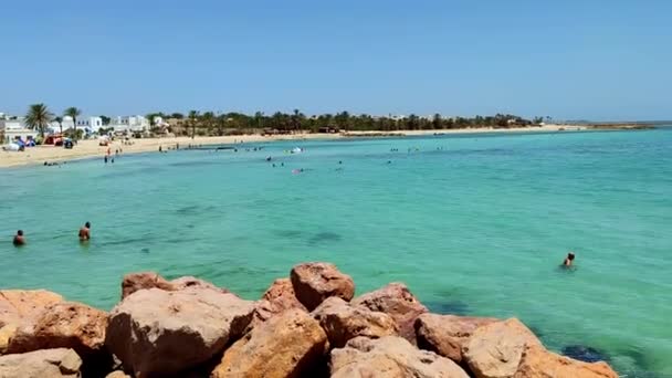 Tunus Afrika 2023 Nsanlar Sahilde Denizde Yıkanır Arka Planda Oteller — Stok video