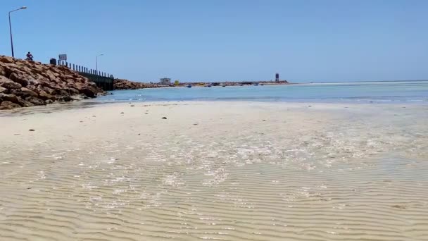 Вид Красивий Пляж Мокрий Пісок Пляжі Хвилі Піску Задньому Плані — стокове відео