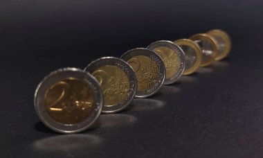 Koyu arkaplanda Avro sikkeleri görünümü, orta sikkeye odaklan