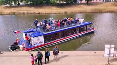 İnsanlarla dolu bir yolcu gemisinin görüntüsü. Gemi Morava Nehri 'ndeki limandan ayrılıyor.