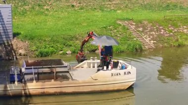 Yokedici gemi Jozin, Baa Kanalı 'nın altını temizleme, yan görüş.