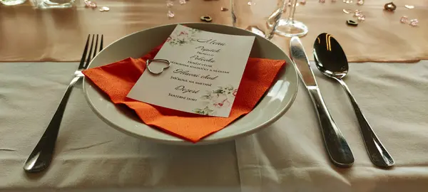 Süslü bir düğün masasındaki düğün menüsüne bak.