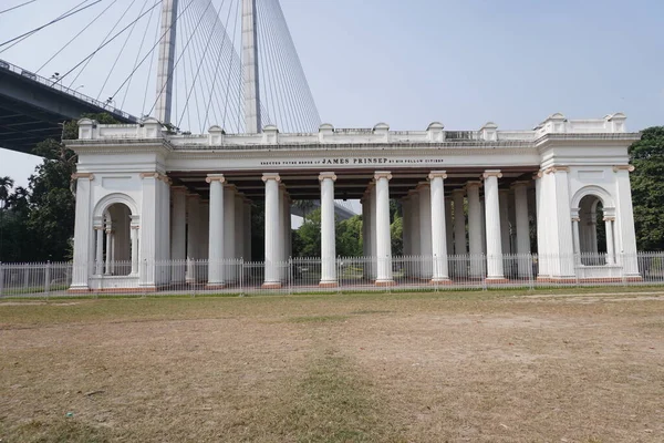  Prinsep Ghat Kolkata 'nın en ünlü yeridir. Kraliyet sarayı, ana tiyatro, en kalabalık şehir, cephe binası.