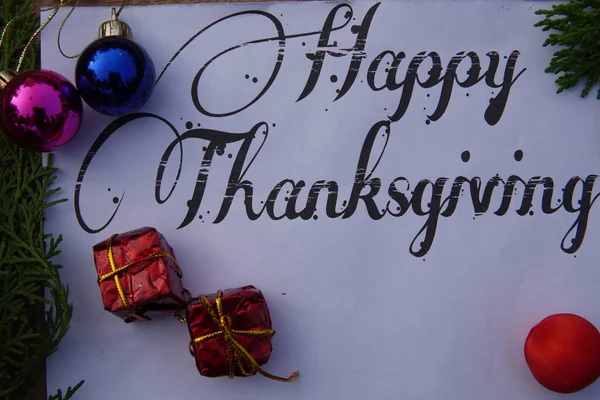Happy Thanksgiving Text Auf Weißem Hintergrund Mit Weihnachtsdekoration Weihnachtlicher Hintergrund — Stockfoto