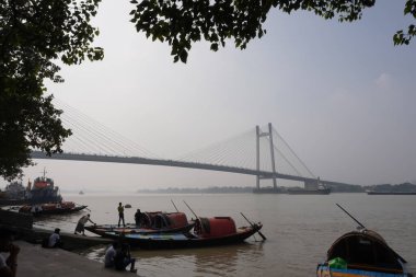 KOLKATA, INDIA - NOVEMBER 12, 2022: Prinsep Ghat Hindistan 'ın en ünlü yeridir. Prinsep Ghat Hooghly Nehri dışında bir yere ait. Vidyasagar Setu Hooghly Nehri üzerinde. Çift seçimi