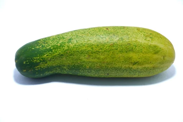 Een Groene Komkommer Geïsoleerd Wit — Stockfoto