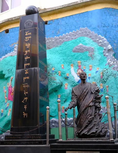 Tibet Ulusal Şehit Anıtı, Tibet 'i temsil eden bir keşiş heykeli ve yazılı siyah bir dikilitaştan oluşmaktadır. Konumu: Dharmasala, Himachal Pradesh, Hindistan. Tarih: - 06 Nisan 2024