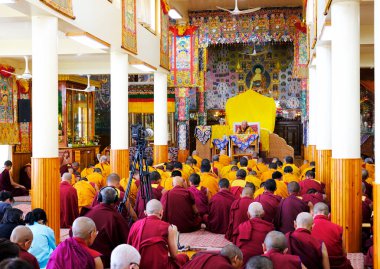 14. Dalai Lama 'nın kişisel manastırı Namgyal Manastırı' nın ana dua salonunda dua toplantısı düzenleniyor. Yer: Dharmashala, Himachal Pradesh, Hindistan. Tarih - 06 Nisan 2024