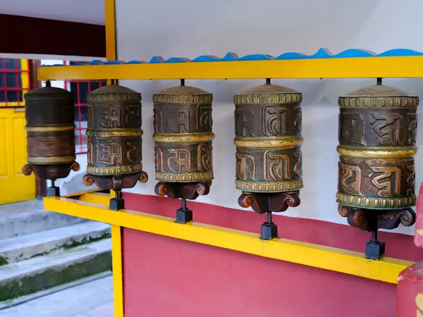 Bir Budist tapınağının girişinde tekerlek ya da manikür tekerlekleri