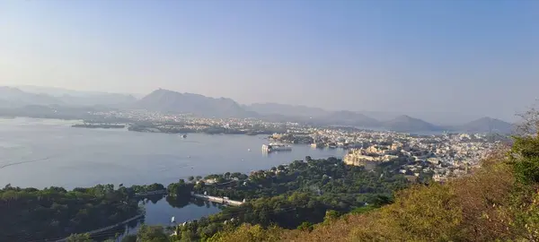 Udaipur, Rajasthan, Hindistan 'daki Karni Mata Tapınağı' ndan Pichola Gölü 'nün havadan görünüşü 