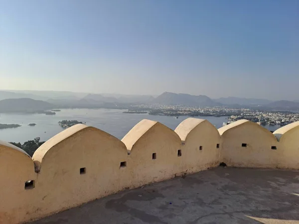 Pichola Gölü 'nün ve Hindistan' ın Udaipur kentindeki Karni Mata Tapınağı Kompleksinden gelen dağların güzel hava manzarası.