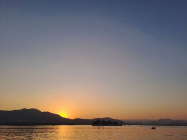 Udaipur, Rajasthan, Hindistan 'da Pichola Gölü' nde güzel bir gün batımı.