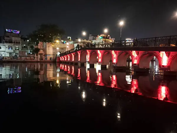 Udaipur, Rajasthan, Hindistan 'da gece vakti Pichola Gölü' ndeki Chand Pole yaya köprüsü aydınlandı.