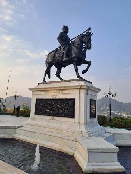 Maharana Pratap heykeli Chetak 'ın üzerinde, atı Moti Magri' deki Maharana Pratap Anıtı 'nda ya da Fateh Sagar Gölü yakınlarındaki Pearl Hill' de.
