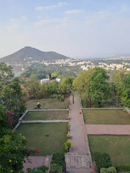Hakim Khan Sur 'un Moti Magri' deki heykeli ya da Fateh Sagar Gölü yakınlarındaki Pearl Hill 'in uzak görüntüsü 