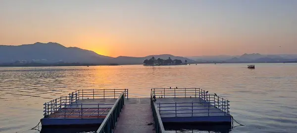 Udaipur, Rajasthan, Hindistan 'da Pichola Gölü' nde güzel bir gün batımı.