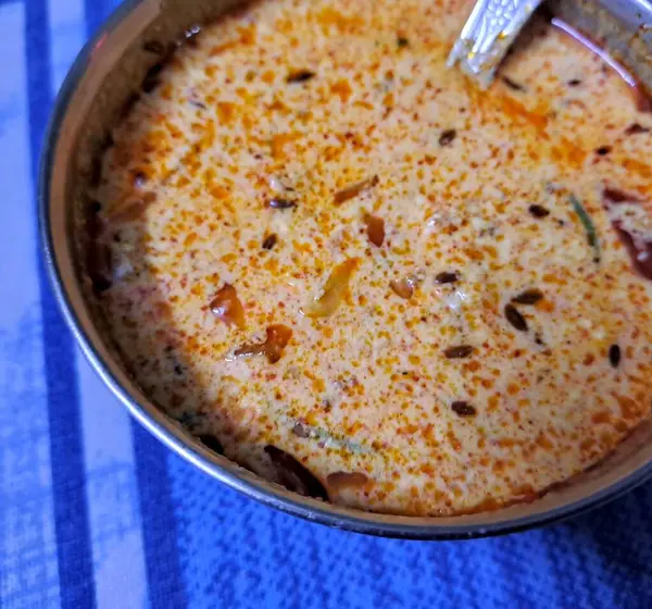 Lezzetli Hint yemeği Dahi Tadka yakın plan 