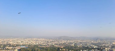 Udaipur şehri, Rajasthan, Hindistan. Karni Mata Tapınağı Kompleksinden Görünüm 