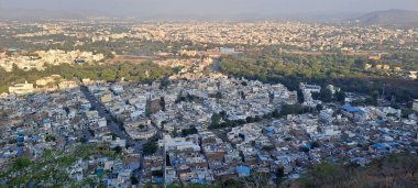 Udaipur şehri, Rajasthan, Hindistan. Karni Mata Tapınağı Kompleksinden Görünüm 