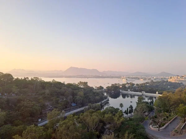 Doodh Talai 'nin, Pichola Gölü' nün ve Udaipur, Rajasthan, Hindistan 'daki Karni Mata Tapınağı' ndan dağların havadan görünüşü. 