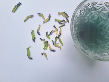 Kelebek çiçeği ve çay.