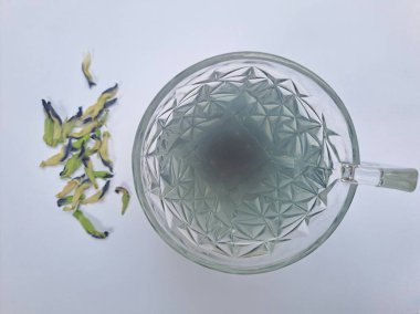 Kelebek çiçeği ve çay.