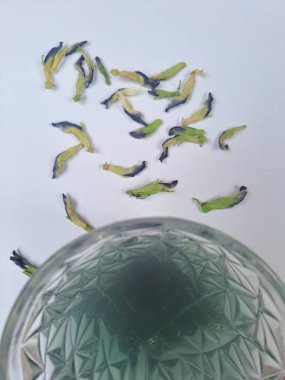 Kuru mavi bezelye çiçekleriyle hazırlanmış çay.