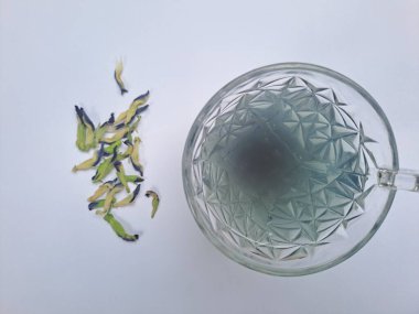 Kuru mavi bezelye çiçekleriyle hazırlanmış çay.