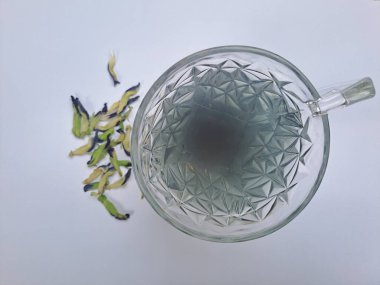 Kuru mavi bezelye çiçekleriyle hazırlanmış çay.