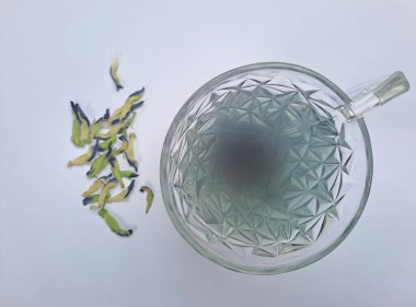 Kuru mavi bezelye çiçekleriyle hazırlanmış çay.