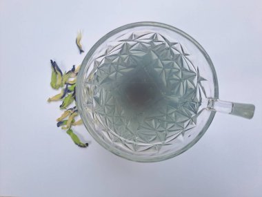 Kuru mavi bezelye çiçekleriyle hazırlanmış çay.