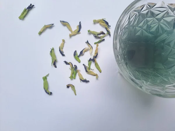 Kelebek çiçeği ve çay.