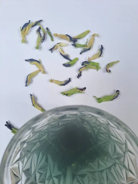 Kuru mavi bezelye çiçekleriyle hazırlanmış çay.